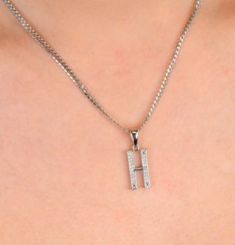 Zawieszka srebrna Literka H próba 925, zdobiona cyrkoniami AP17-0207 Nasz sklep internetowy ze złotą i srebrną biżuterią Diament jest autoryzowanym dystrybutorem marki. Cała kolekcja złotej i srebrnej biżuteri (1).JPG