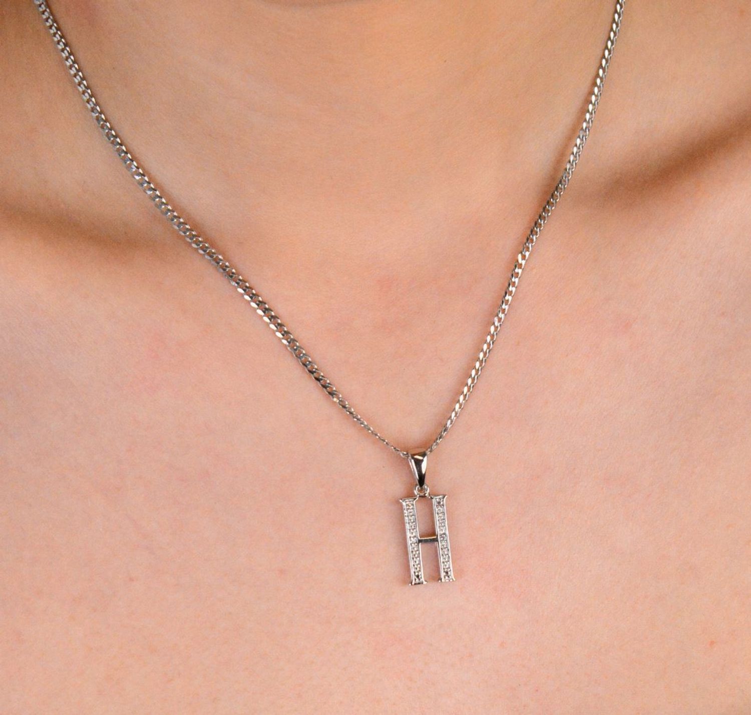 Zawieszka srebrna Literka H próba 925, zdobiona cyrkoniami AP17-0207 Nasz sklep internetowy ze złotą i srebrną biżuterią Diament jest autoryzowanym dystrybutorem marki. Cała kolekcja złotej 1.jpg
