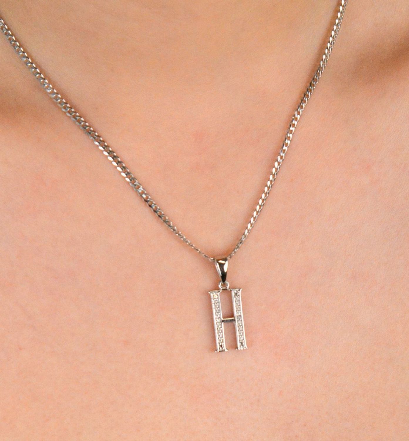 Zawieszka srebrna Literka H próba 925, zdobiona cyrkoniami AP17-0207 Nasz sklep internetowy ze złotą i srebrną biżuterią Diament jest autoryzowanym dystrybutorem marki. Cała kolekcja złotej 1.jpg