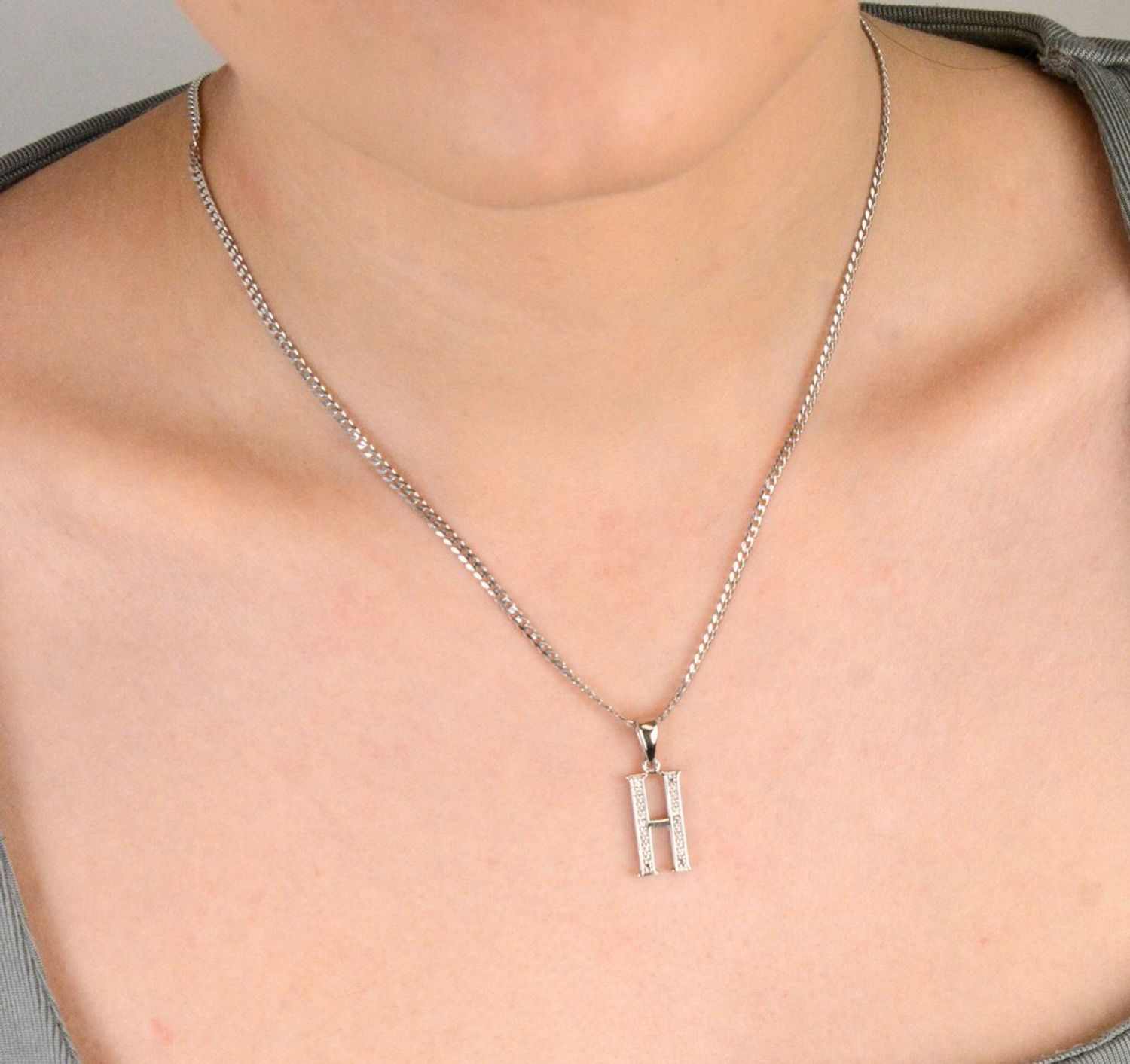 Zawieszka srebrna Literka H próba 925, zdobiona cyrkoniami AP17-0207 Nasz sklep internetowy ze złotą i srebrną biżuterią Diament jest autoryzowanym dystrybutorem marki. Cała kolekcja złotej 1.jpg