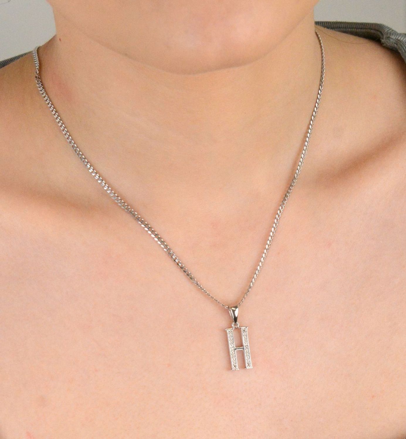 Zawieszka srebrna Literka H próba 925, zdobiona cyrkoniami AP17-0207 Nasz sklep internetowy ze złotą i srebrną biżuterią Diament jest autoryzowanym dystrybutorem marki. Cała kolekcja złotej 1.jpg
