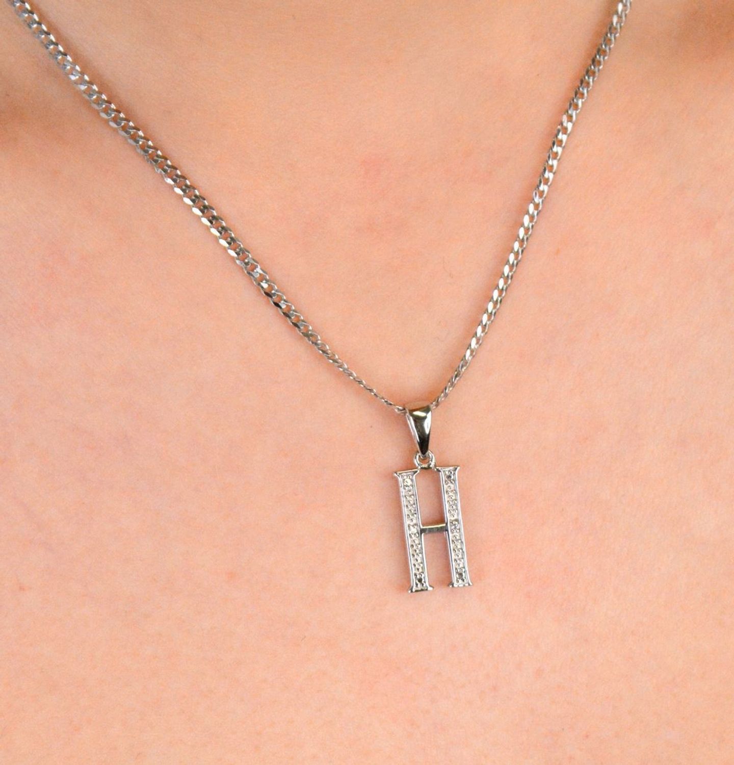 Zawieszka srebrna Literka H próba 925, zdobiona cyrkoniami AP17-0207 Nasz sklep internetowy ze złotą i srebrną biżuterią Diament jest autoryzowanym dystrybutorem marki. Cała kolekcja złotej 1.jpg