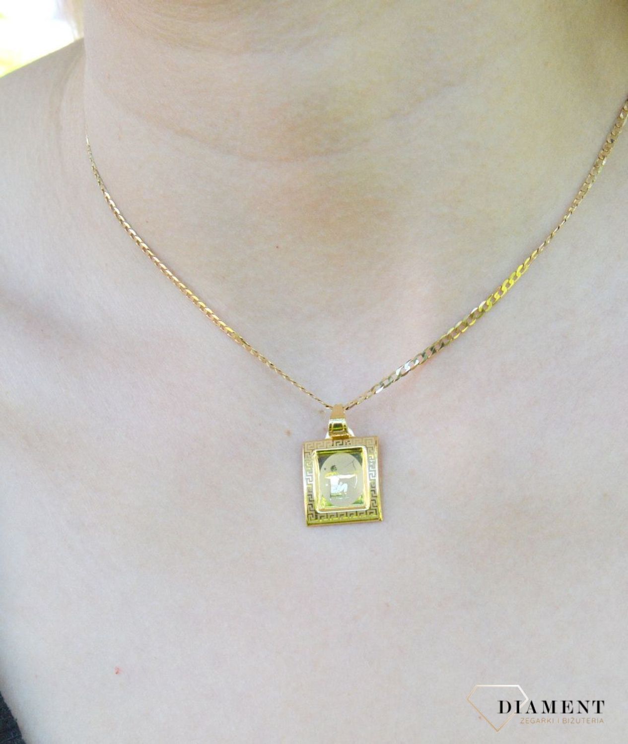 Złota zawieszka 585 znak zodiaku Strzelec AP18-193. Zawieszka została wykonana ze złota próby 585.Zawieszka będzie pięknym prezentem dla bliskiej osoby spod znaku strzelca. W naszej ofercie dostępne są także naszyjniki i zawie.jpg