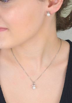 Subtelna zawieszka damska wykonana ze srebra próby 925, ozdobiona naturalną perłą i lśniącymi cyrkoniami. Klasyka i eleganrezent i specjalne okazje. Elegancja i blask  Model AP3012-1013  (1).JPG