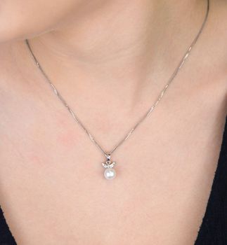 Subtelna zawieszka damska wykonana ze srebra próby 925, ozdobiona naturalną perłą i lśniącymi cyrkoniami. Klasyka i eleganrezent i specjalne okazje. Elegancja i blask  Model AP3012-1013  (2).JPG