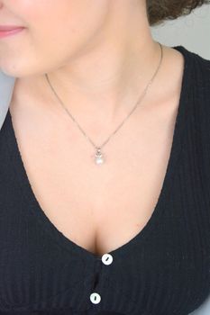 Subtelna zawieszka damska wykonana ze srebra próby 925, ozdobiona naturalną perłą i lśniącymi cyrkoniami. Klasyka i eleganrezent i specjalne okazje. Elegancja i blask  Model AP3012-1013  (3).JPG