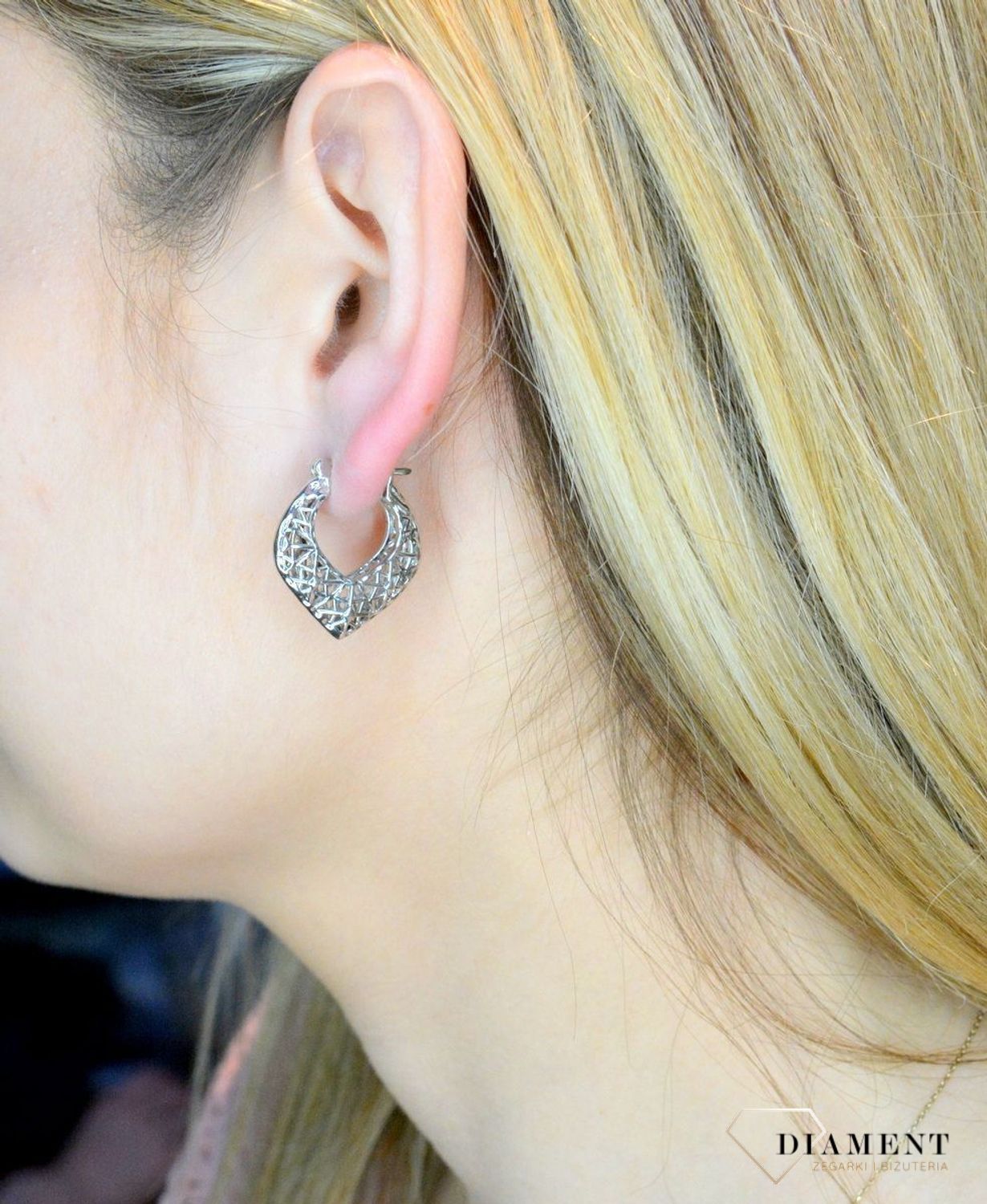 Srebrne kolczyki damskie grawerowane AP32-2669. Do kolczyków warto dobrać także pasujący naszyjnik. Taki dodatek może być bardzo dobrym prezentem dla kobiety bliskiej sercu. Idealne kolczyki na prezent (2).jpg