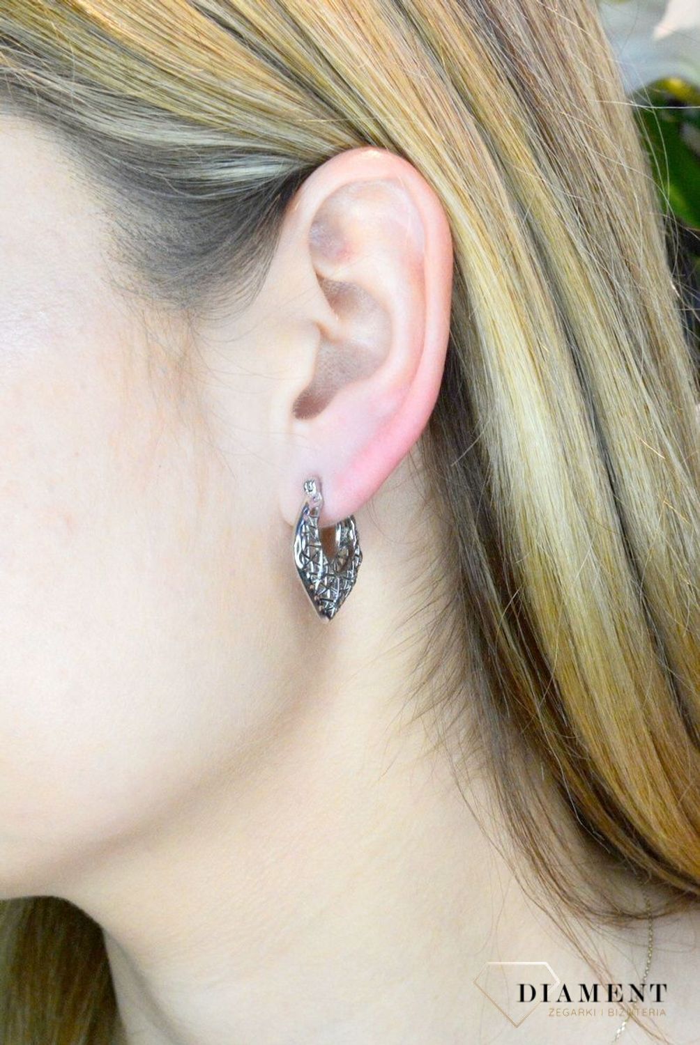 Srebrne kolczyki damskie grawerowane AP32-2669. Do kolczyków warto dobrać także pasujący naszyjnik. Taki dodatek może być bardzo dobrym prezentem dla kobiety bliskiej sercu. Idealne kolczyki na prezent (2).jpg