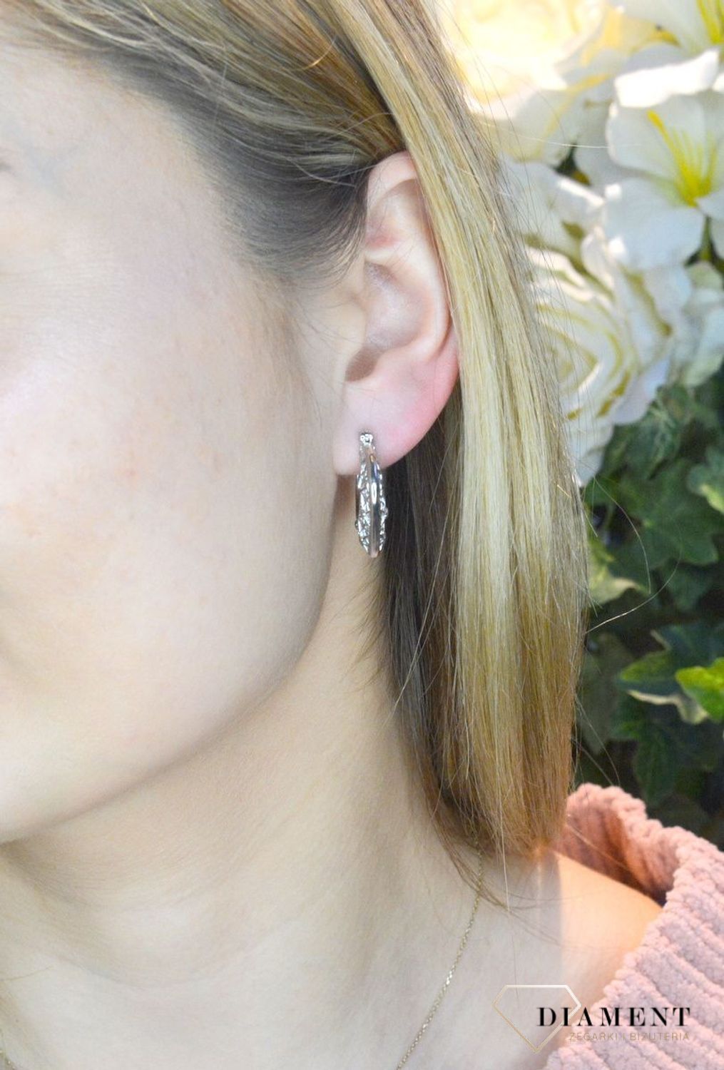 Srebrne kolczyki damskie grawerowane AP32-2669. Do kolczyków warto dobrać także pasujący naszyjnik. Taki dodatek może być bardzo dobrym prezentem dla kobiety bliskiej sercu. Idealne kolczyki na prezent (2).jpg