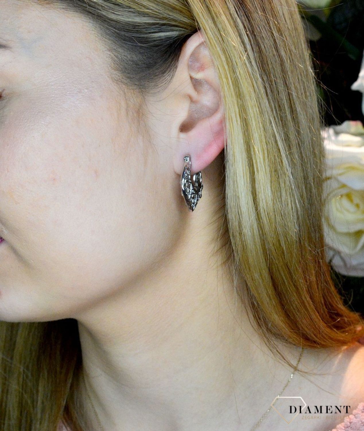 Srebrne kolczyki damskie grawerowane AP32-2669. Do kolczyków warto dobrać także pasujący naszyjnik. Taki dodatek może być bardzo dobrym prezentem dla kobiety bliskiej sercu. Idealne kolczyki na prezent (2).jpg