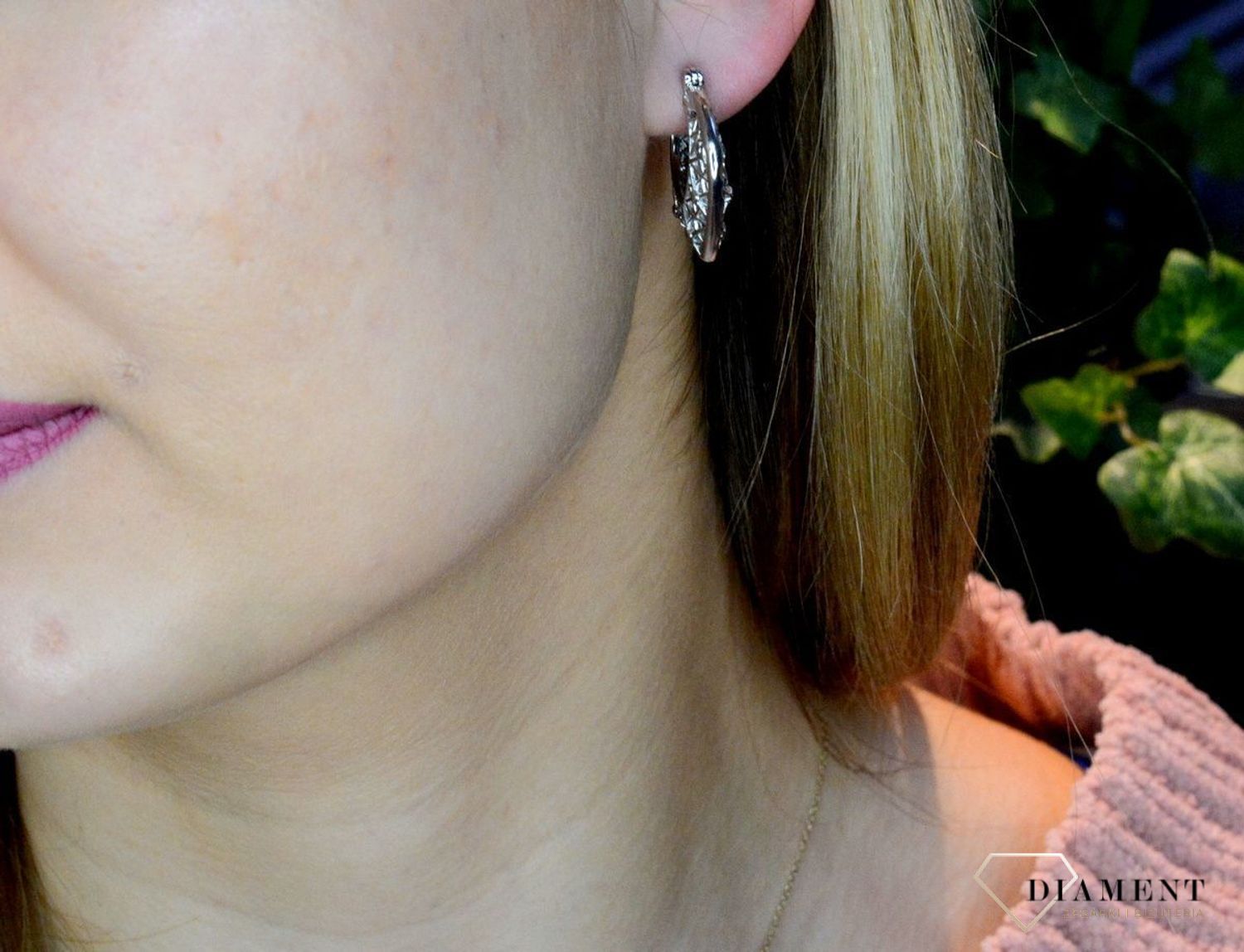 Srebrne kolczyki damskie grawerowane AP32-2669. Do kolczyków warto dobrać także pasujący naszyjnik. Taki dodatek może być bardzo dobrym prezentem dla kobiety bliskiej sercu. Idealne kolczyki na prezent (2).jpg