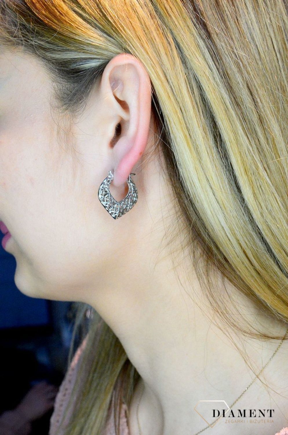 Srebrne kolczyki damskie grawerowane AP32-2669. Do kolczyków warto dobrać także pasujący naszyjnik. Taki dodatek może być bardzo dobrym prezentem dla kobiety bliskiej sercu. Idealne kolczyki na prezent (2).jpg