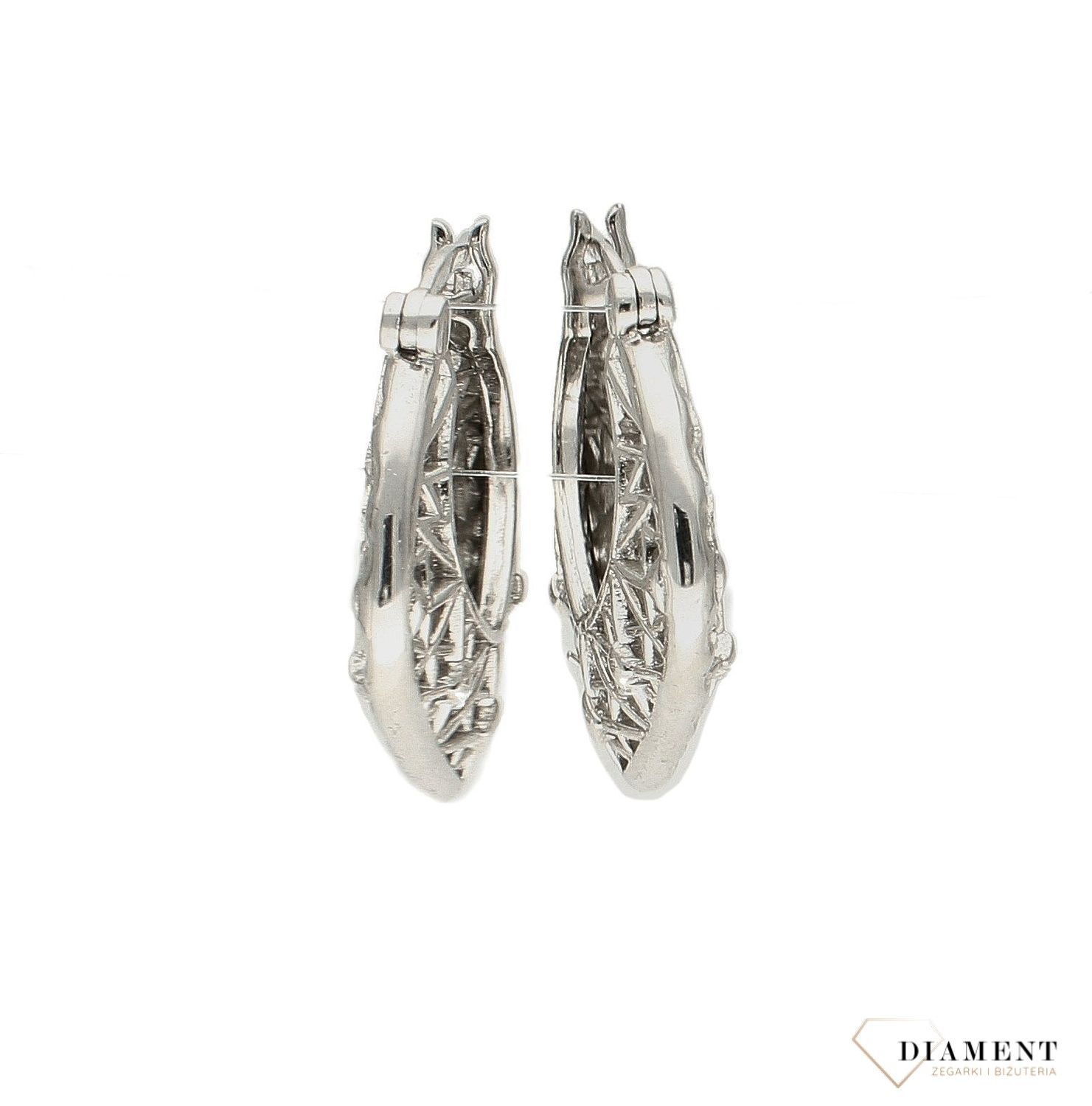 Srebrne kolczyki damskie grawerowane AP32-2669. Do kolczyków warto dobrać także pasujący naszyjnik. Taki dodatek może być bardzo dobrym prezentem dla kobiety bliskiej sercu. Idealne kolczyki na prezent (2).jpg