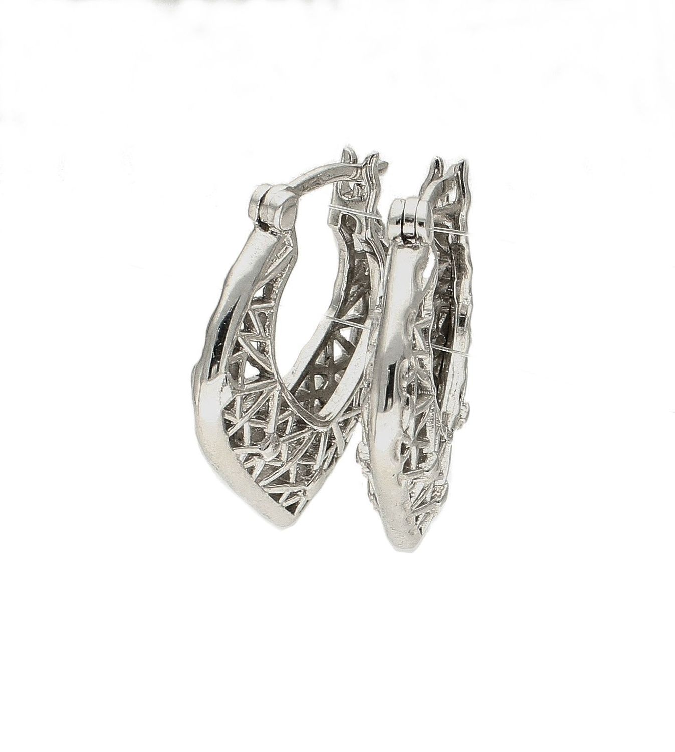 Srebrne kolczyki damskie grawerowane AP32-2669. Do kolczyków warto dobrać także pasujący naszyjnik. Taki dodatek może być bardzo dobrym prezentem dla kobiety bliskiej sercu. Idealne kolczyki na prezent (2).jpg