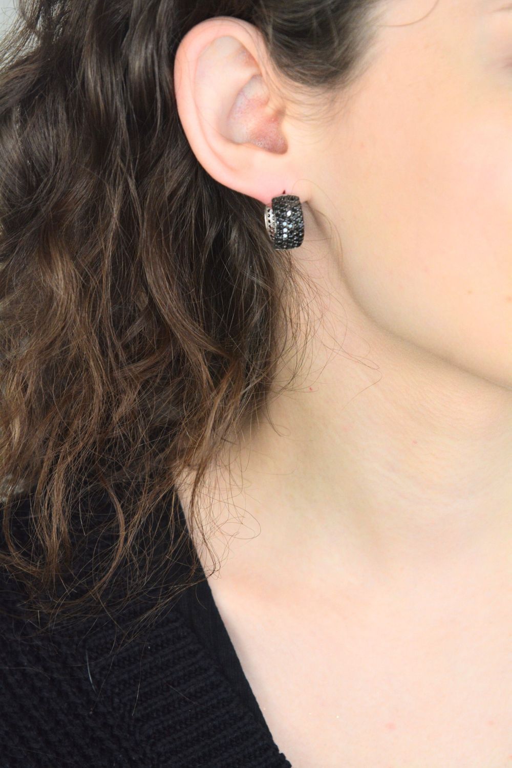 Kolczyki damskie srebrne Ag 925 koła szerokie z czarnymi cyrkoniami AP32-2694.jpg