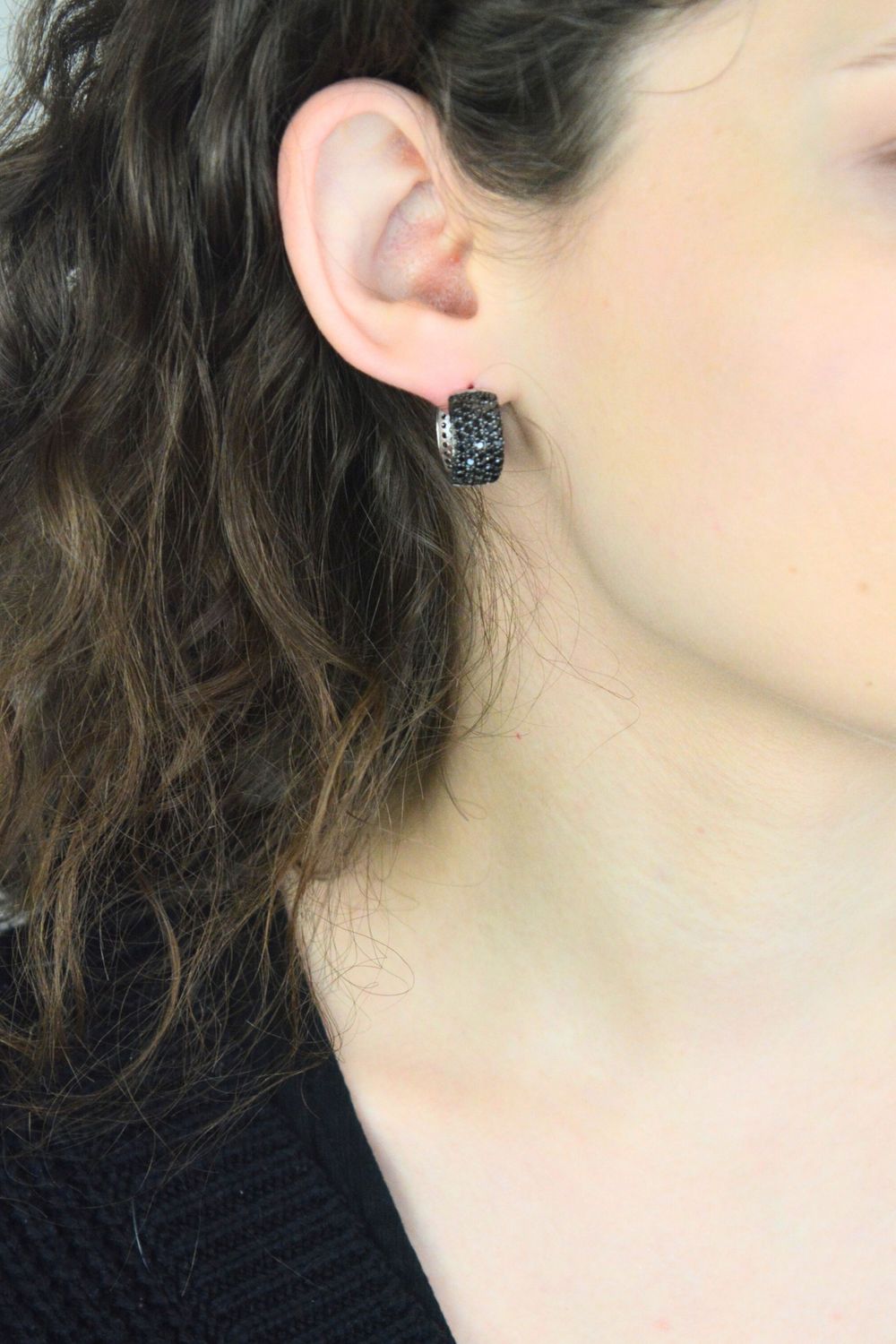 Kolczyki damskie srebrne Ag 925 koła szerokie z czarnymi cyrkoniami AP32-2694.jpg