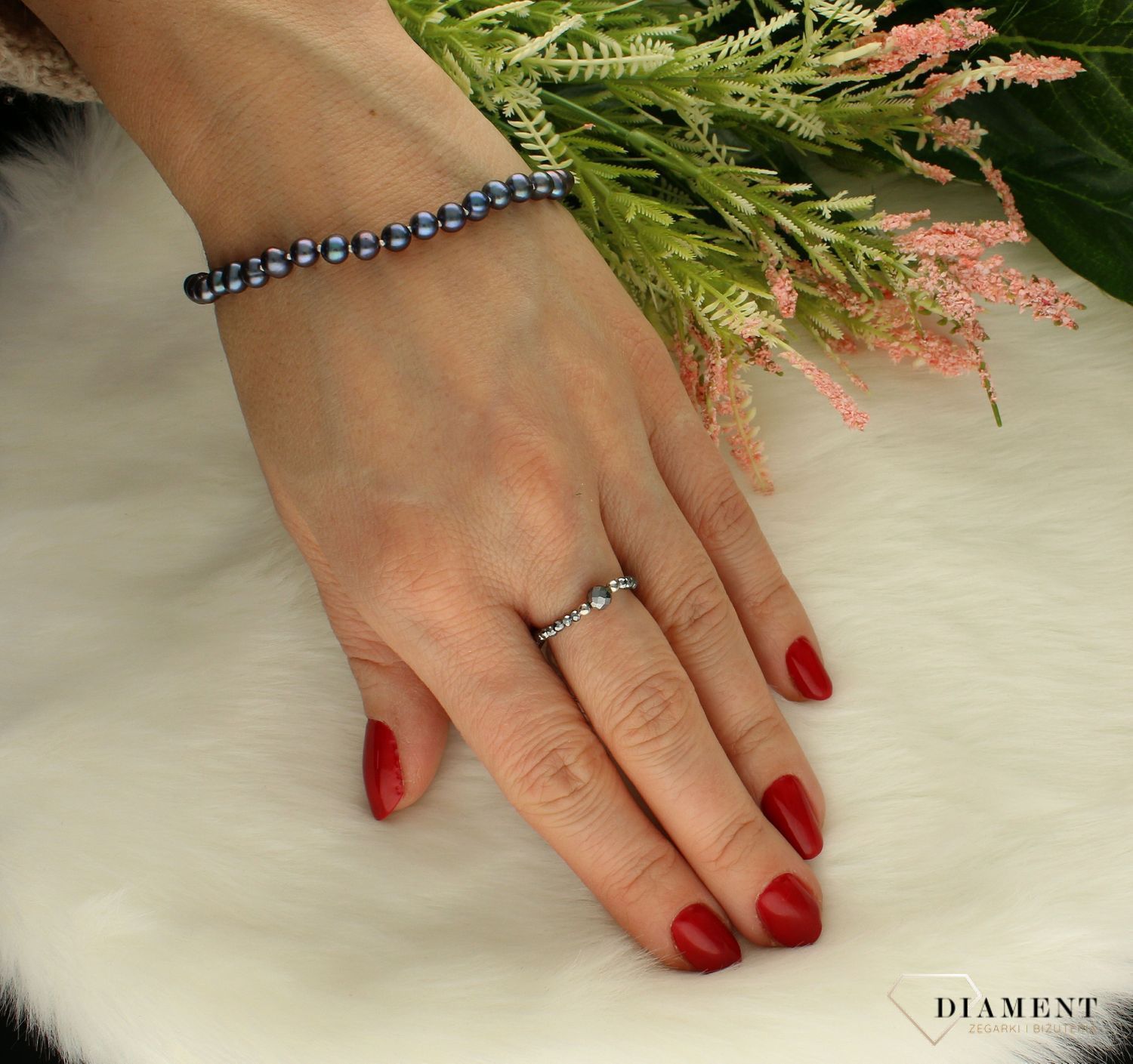 Srebrna bransoletka damska Niebieskie koraliki AP35-030. Bransoletka na łańcuszku z nietypowym zapięcie w formie kulki to biżuteria cechująca się oryginalnością i wygodą, która zachwyci każdą kobietę. Oryginalny  pomysł na p.jpg