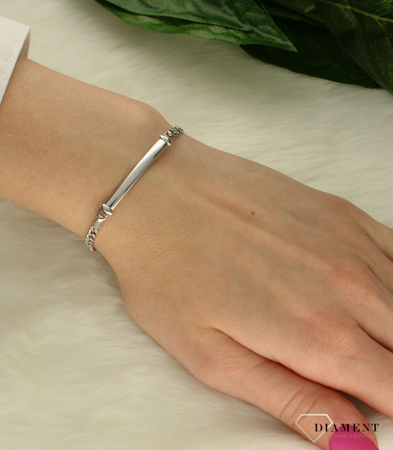 Srebrna bransoletka damska pancerka z blaszką AP35-1646. Klasyczna bransoletka damska pancerka z ozdobną blaszką. Dzięki gładkiej powierzchni blaszki można wykonać na niej grawer. Bransoletka z blaszką do graweru idealna na (3).jpg