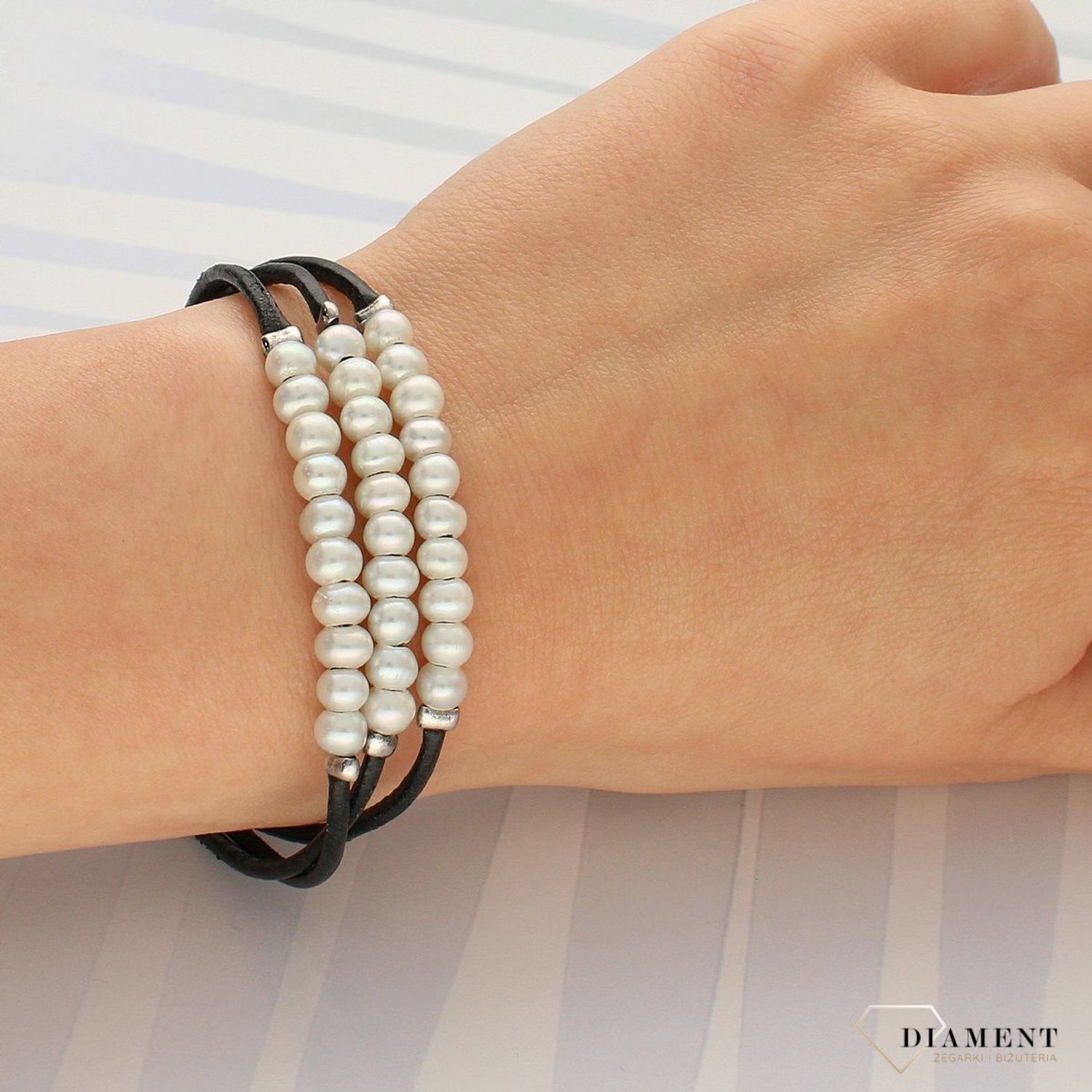 Bransoleta damska na sznureczku z perłami AP35-3021. Bransoletka na czarnym sznureczku z białymi perłami. Bransoletka posiada wygodne i bezpieczne zapięcie na karabińczyk (1).jpg