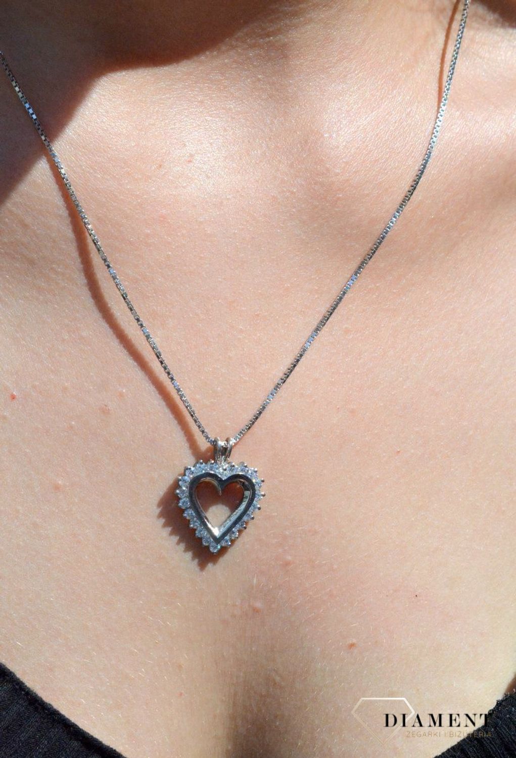 Zawieszka srebrna Serce z cyrkoniami dla Ukochanej AP38-0172. Zawieszka srebrna damska. zawieszka srebrna serce. Zawieszka srebrna z cyrkoniami. Zawieszka srebrna do każdego łańcuszka. Idealna zawieszka srebrna na prezent. Wis.jpg