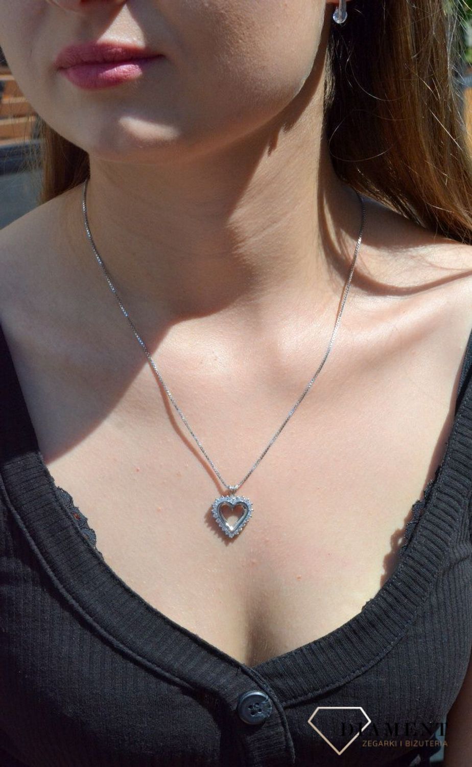 Zawieszka srebrna Serce z cyrkoniami dla Ukochanej AP38-0172. Zawieszka srebrna damska. zawieszka srebrna serce. Zawieszka srebrna z cyrkoniami. Zawieszka srebrna do każdego łańcuszka. Idealna zawieszka srebrna na prezent. Wis.jpg
