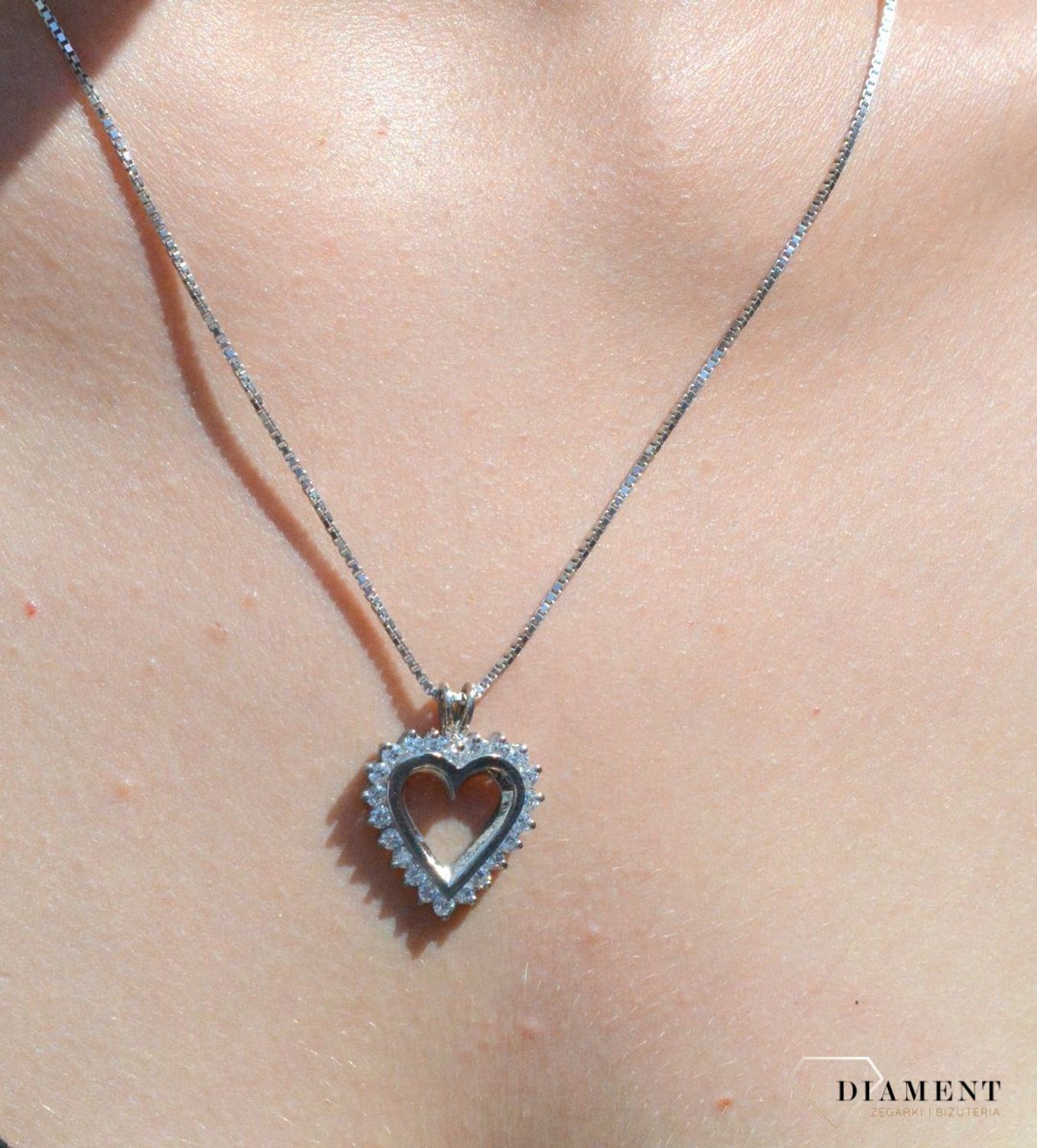 Zawieszka srebrna Serce z cyrkoniami dla Ukochanej AP38-0172. Zawieszka srebrna damska. zawieszka srebrna serce. Zawieszka srebrna z cyrkoniami. Zawieszka srebrna do każdego łańcuszka. Idealna zawieszka srebrna na prezent. Wis.jpg