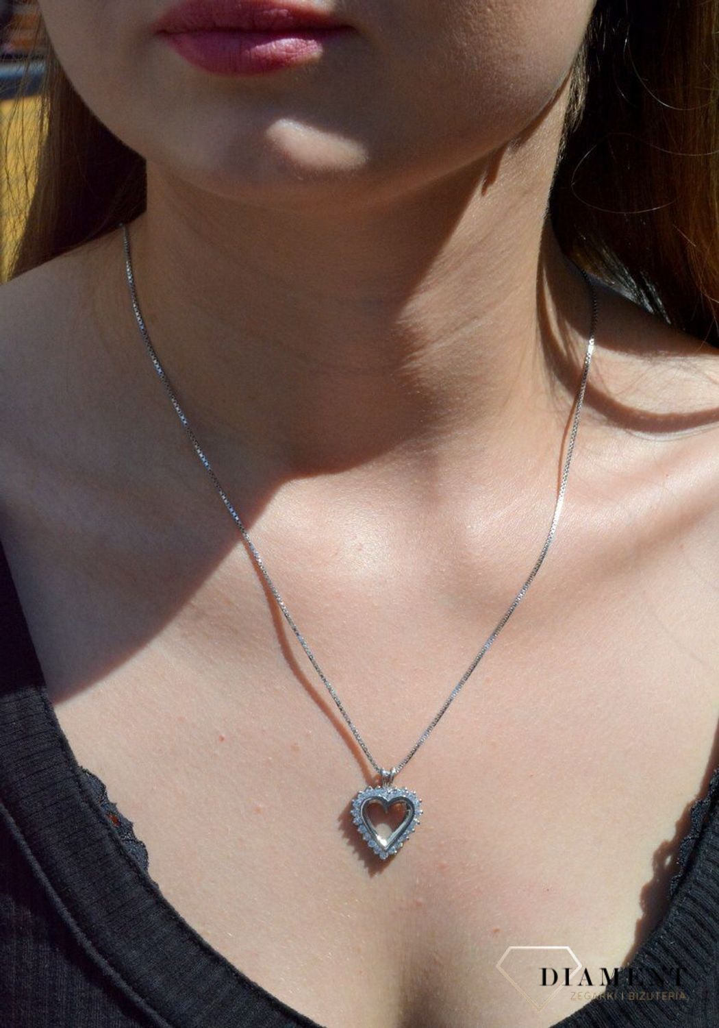 Zawieszka srebrna Serce z cyrkoniami dla Ukochanej AP38-0172. Zawieszka srebrna damska. zawieszka srebrna serce. Zawieszka srebrna z cyrkoniami. Zawieszka srebrna do każdego łańcuszka. Idealna zawieszka srebrna na prezent. Wis.jpg