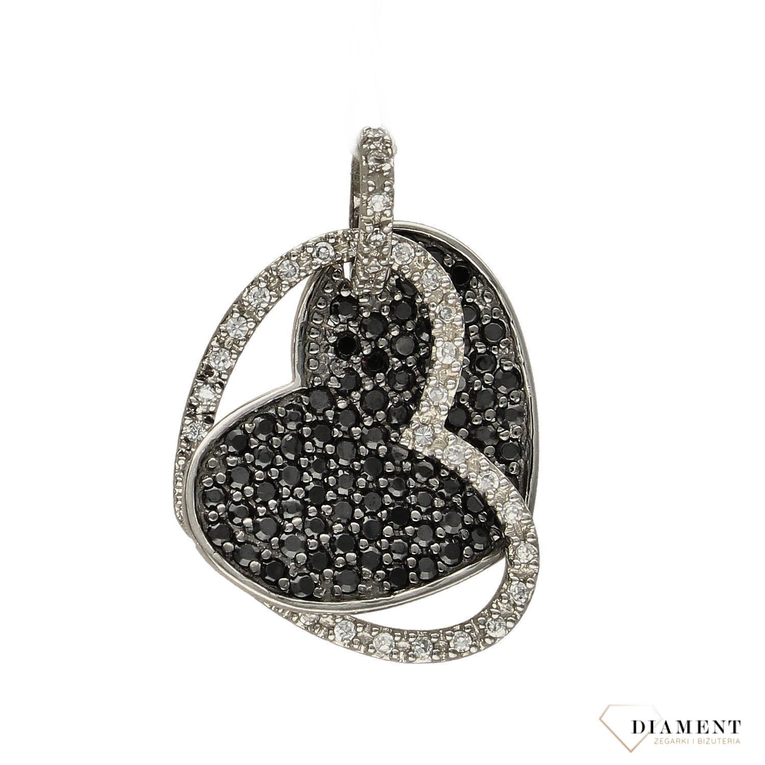 Srebrna zawieszka 925 podwójne serce AP38-500. Niepowtarzalny wzór zwieńczony cyrkoniami w kolorze czarnym oraz białym.jpg