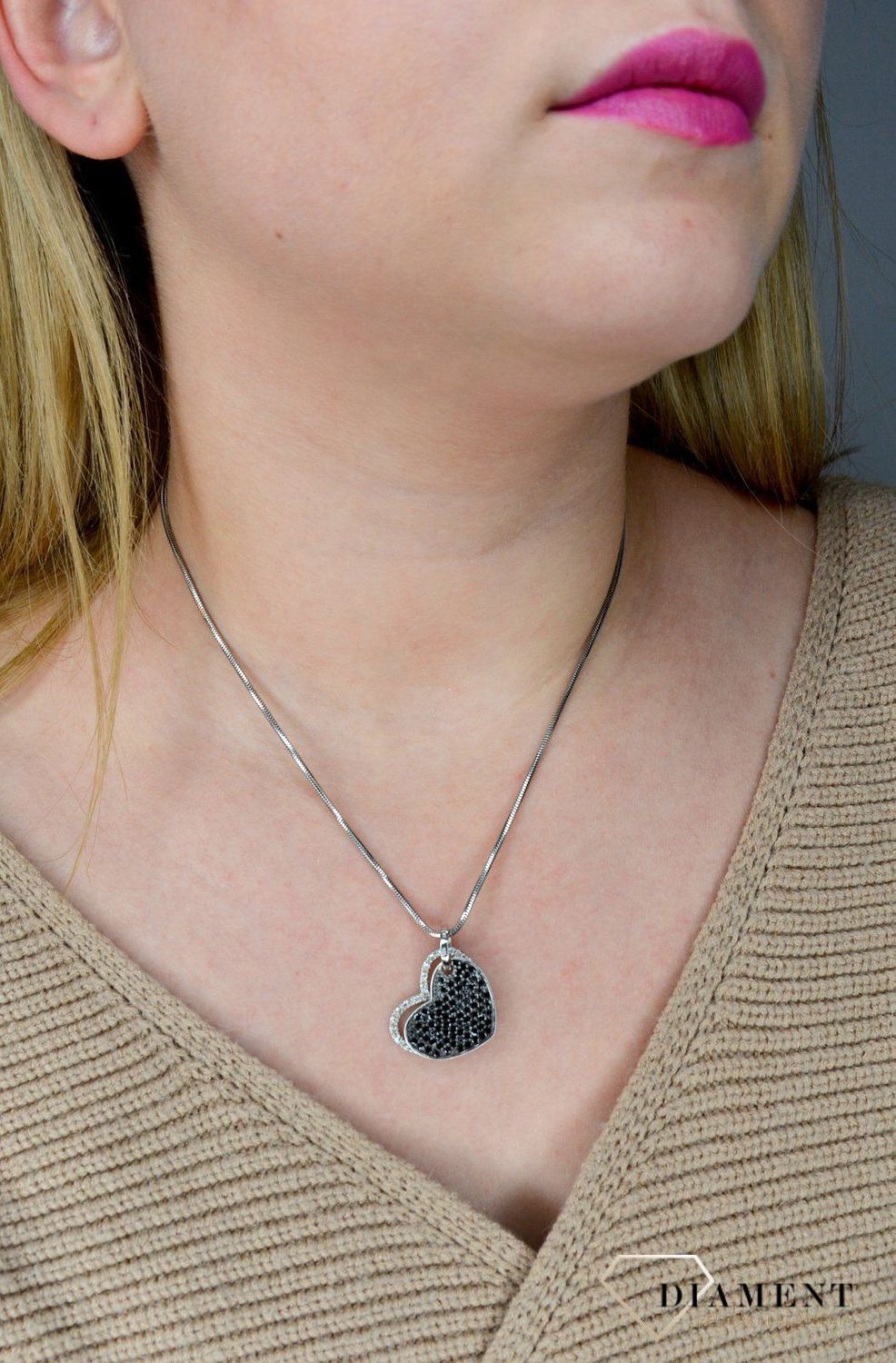 Srebrna zawieszka 925 podwójne serce AP38-500. Niepowtarzalny wzór zwieńczony cyrkoniami w kolorze czarnym oraz białym.jpg