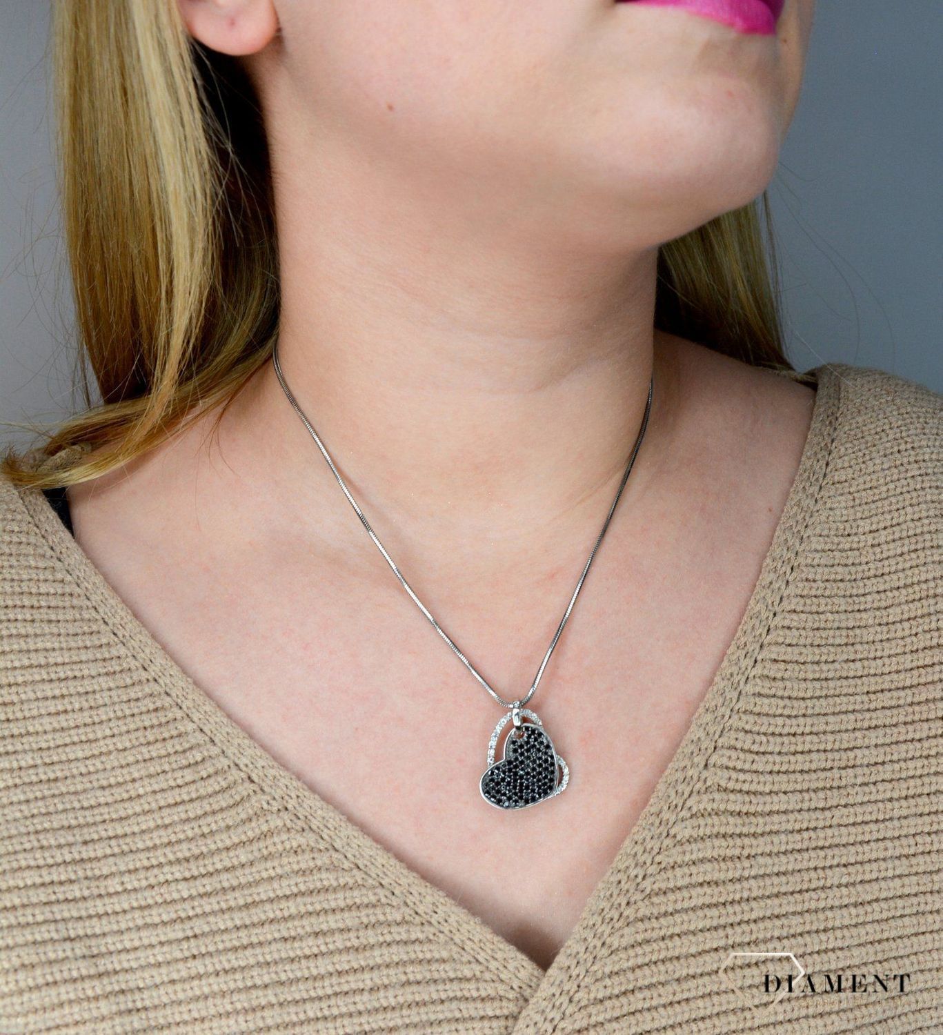 Srebrna zawieszka 925 podwójne serce AP38-500. Niepowtarzalny wzór zwieńczony cyrkoniami w kolorze czarnym oraz białym.jpg