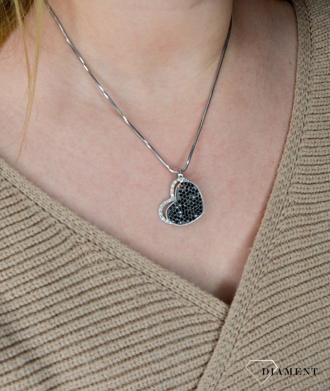 Srebrna zawieszka 925 podwójne serce AP38-500. Niepowtarzalny wzór zwieńczony cyrkoniami w kolorze czarnym oraz białym.jpg