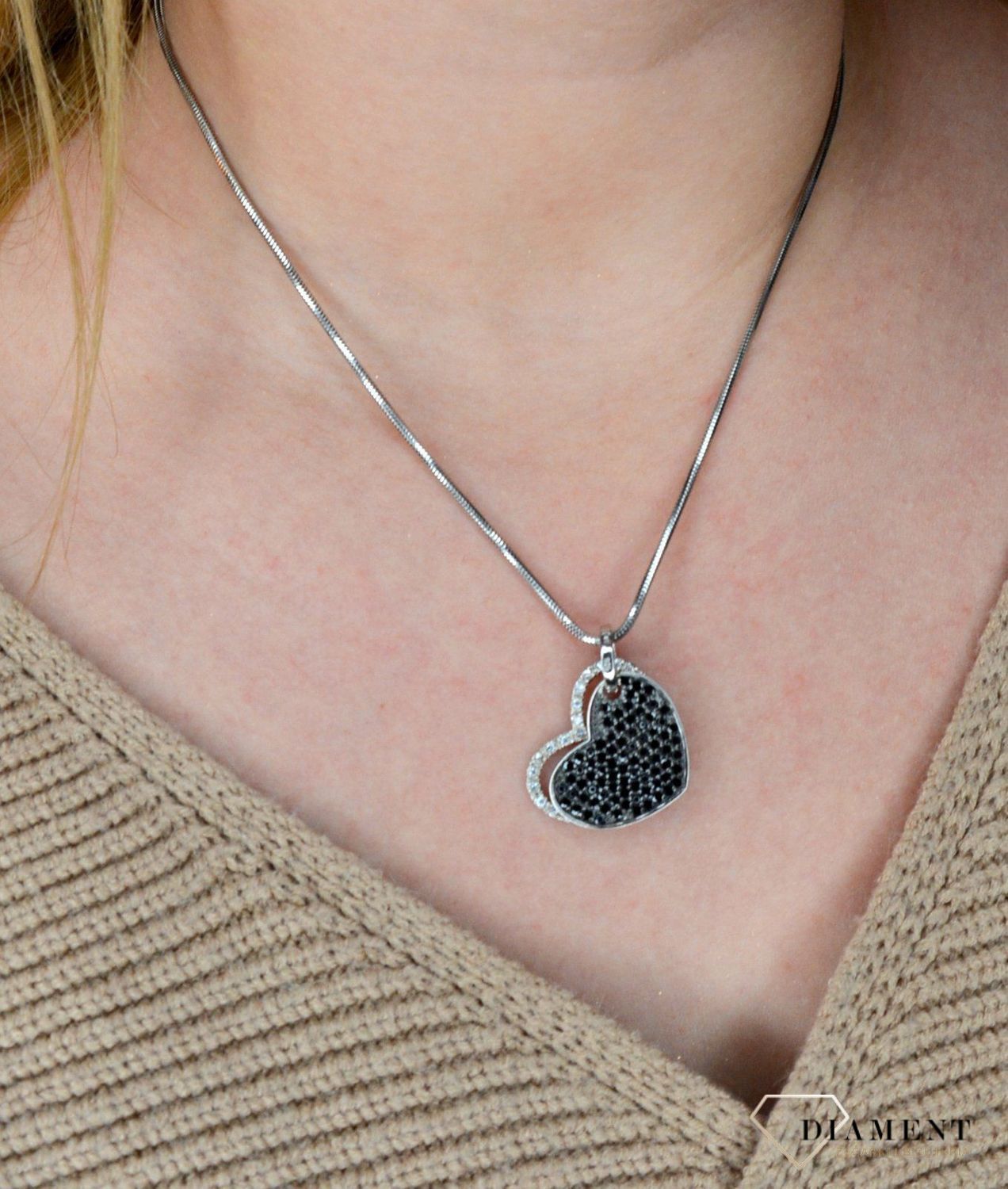 Srebrna zawieszka 925 podwójne serce AP38-500. Niepowtarzalny wzór zwieńczony cyrkoniami w kolorze czarnym oraz białym.jpg