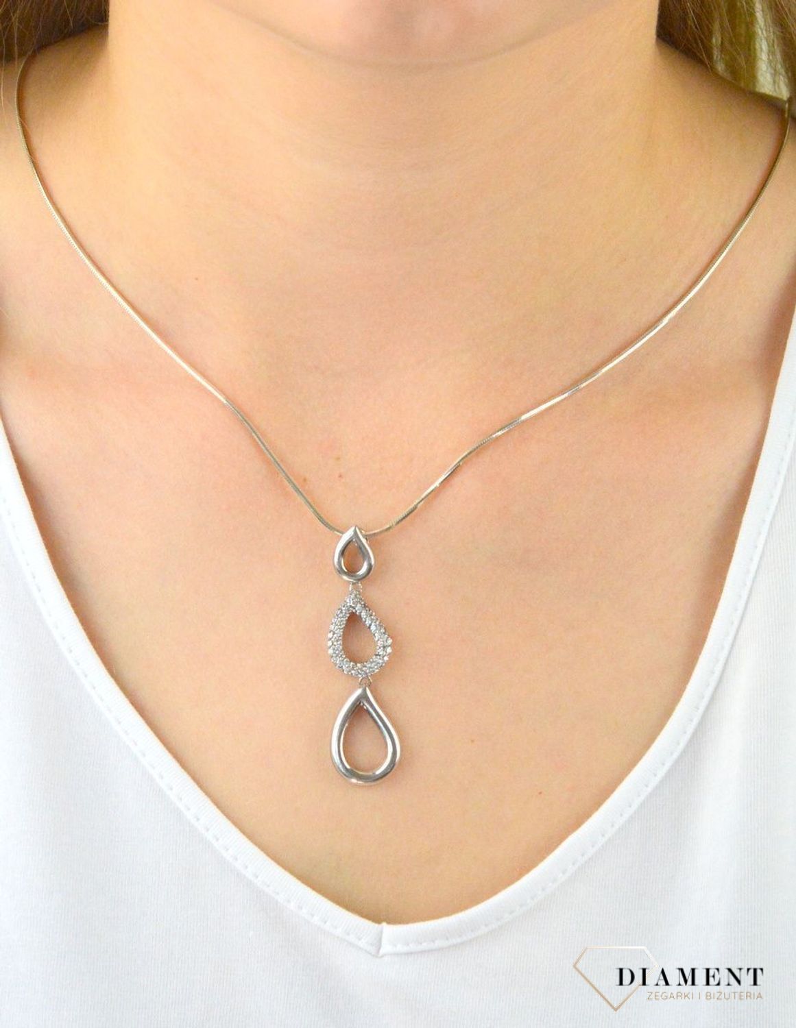 Zawieszka srebrna 'łezki' z cykroniami AP46-4024-ZAW-925. Srebrna zawieszka. Srebrna długa zawieszka. Zawieszka srebrna z cyrkoniami. Srebrna zawieszka w kształcie łezki. Zawieszka idealna na prezent..jpg