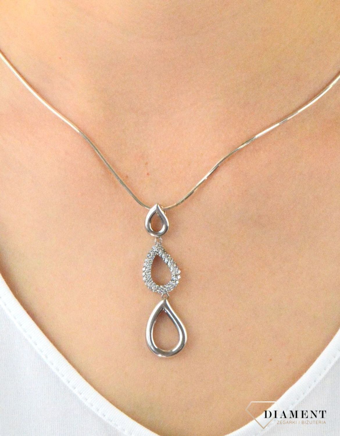 Zawieszka srebrna 'łezki' z cykroniami AP46-4024-ZAW-925. Srebrna zawieszka. Srebrna długa zawieszka. Zawieszka srebrna z cyrkoniami. Srebrna zawieszka w kształcie łezki. Zawieszka idealna na prezent..jpg