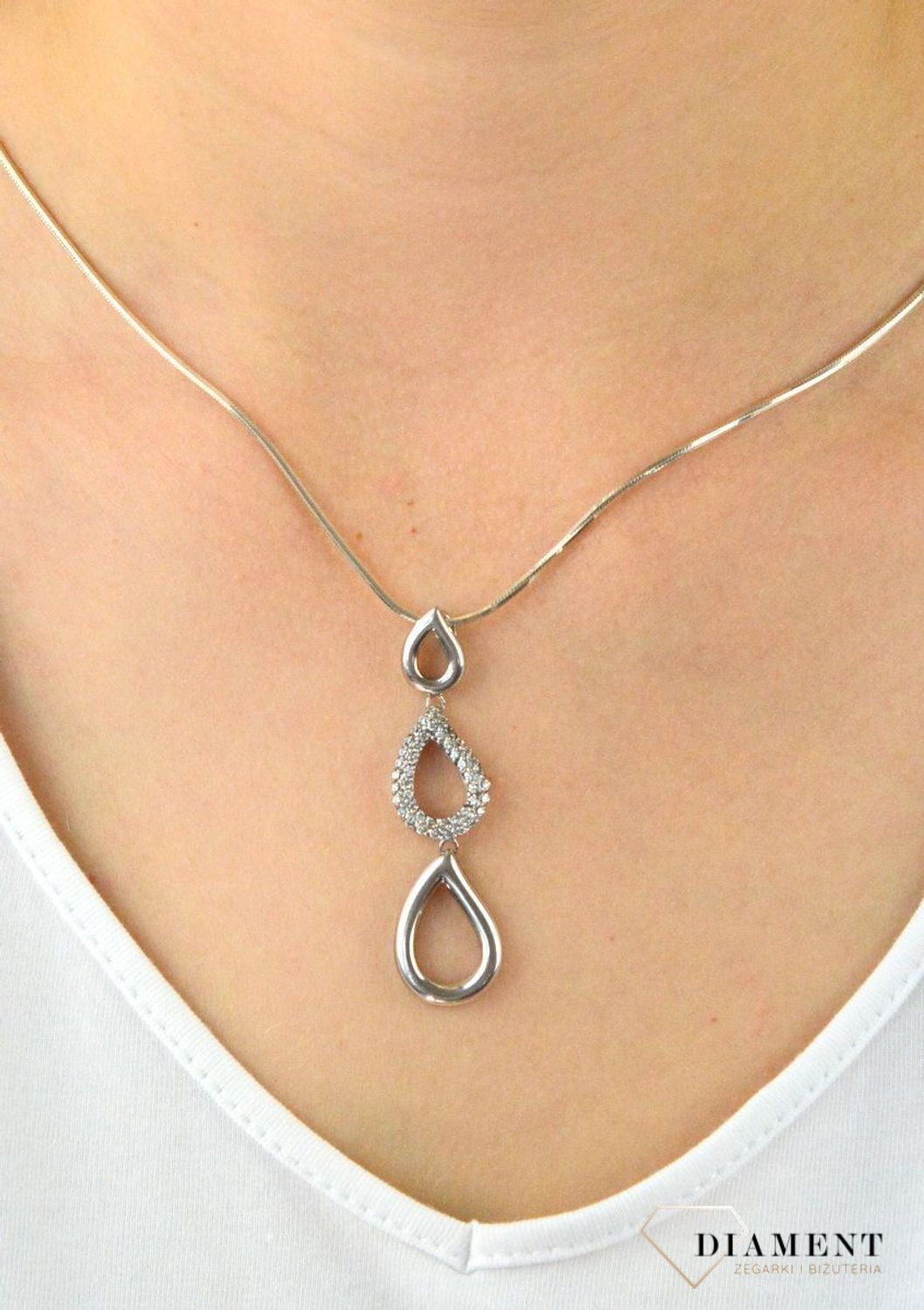 Zawieszka srebrna 'łezki' z cykroniami AP46-4024-ZAW-925. Srebrna zawieszka. Srebrna długa zawieszka. Zawieszka srebrna z cyrkoniami. Srebrna zawieszka w kształcie łezki. Zawieszka idealna na prezent..jpg
