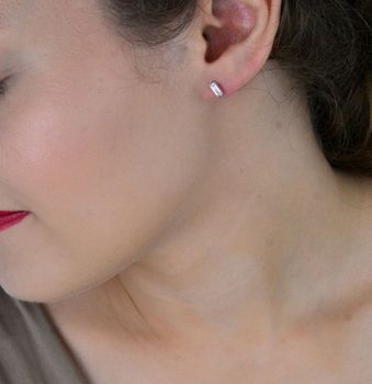Srebrne kolczyki damskie w kształcie prostokątów z cyrkonią. Klasyczny styl w nowoczesnym wydaniu. Srebro 925, zapięcie na sztyft, idealne na każdą okazję (1).JPG