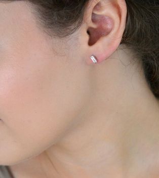 Srebrne kolczyki damskie w kształcie prostokątów z cyrkonią. Klasyczny styl w nowoczesnym wydaniu. Srebro 925, zapięcie na sztyft, idealne na każdą okazję (2).JPG