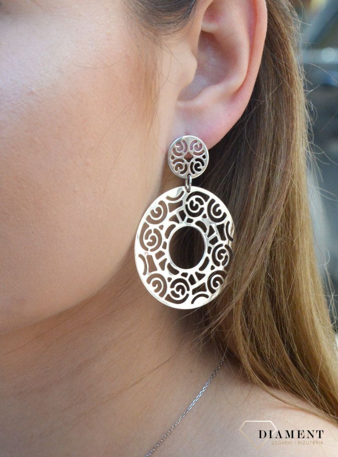 Srebrne ażurowe kolczyki z kółeczek 925. Srebrne kolczyki wykonane z próby 925 w ozdobnej ażurowej oprawie. Piękne srebrne kolczyki wykonane z najwyższej próby srebra z pięknym ażurowym wzorem,.jpg