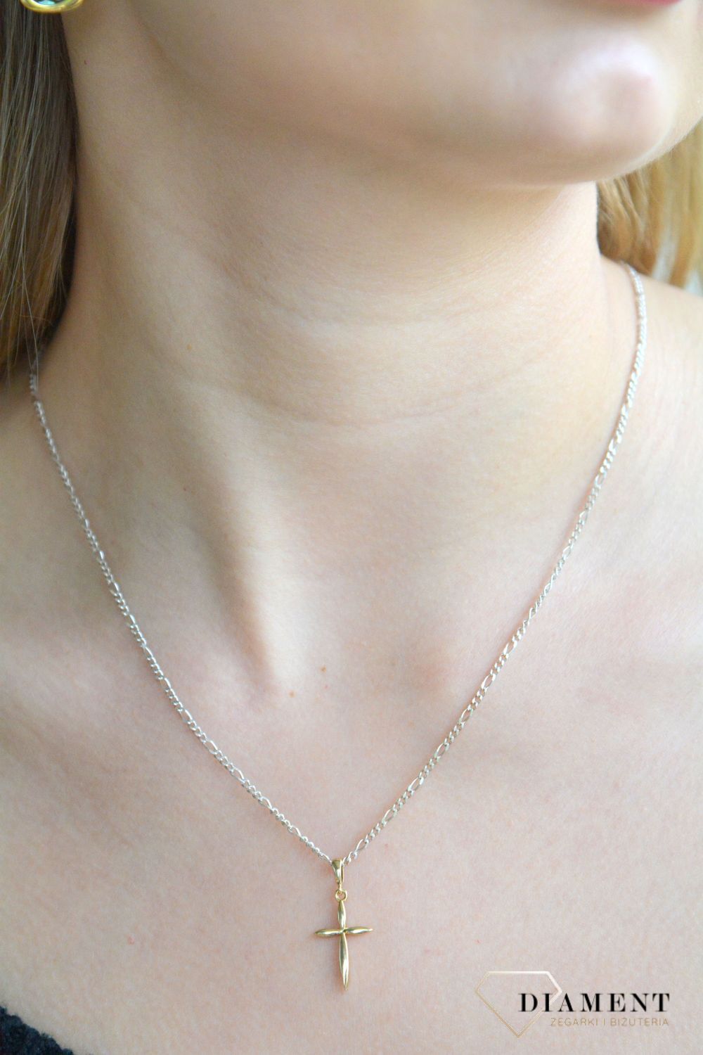 Złota zawieszka 585 gładki krzyżyk APK0022. Złota zawieszka damska. Złoty wisiorek do łańcuszka. Zawieszka złoty krzyżyk. Złota zawieszka krzyżyk gładki na prezent..jpg