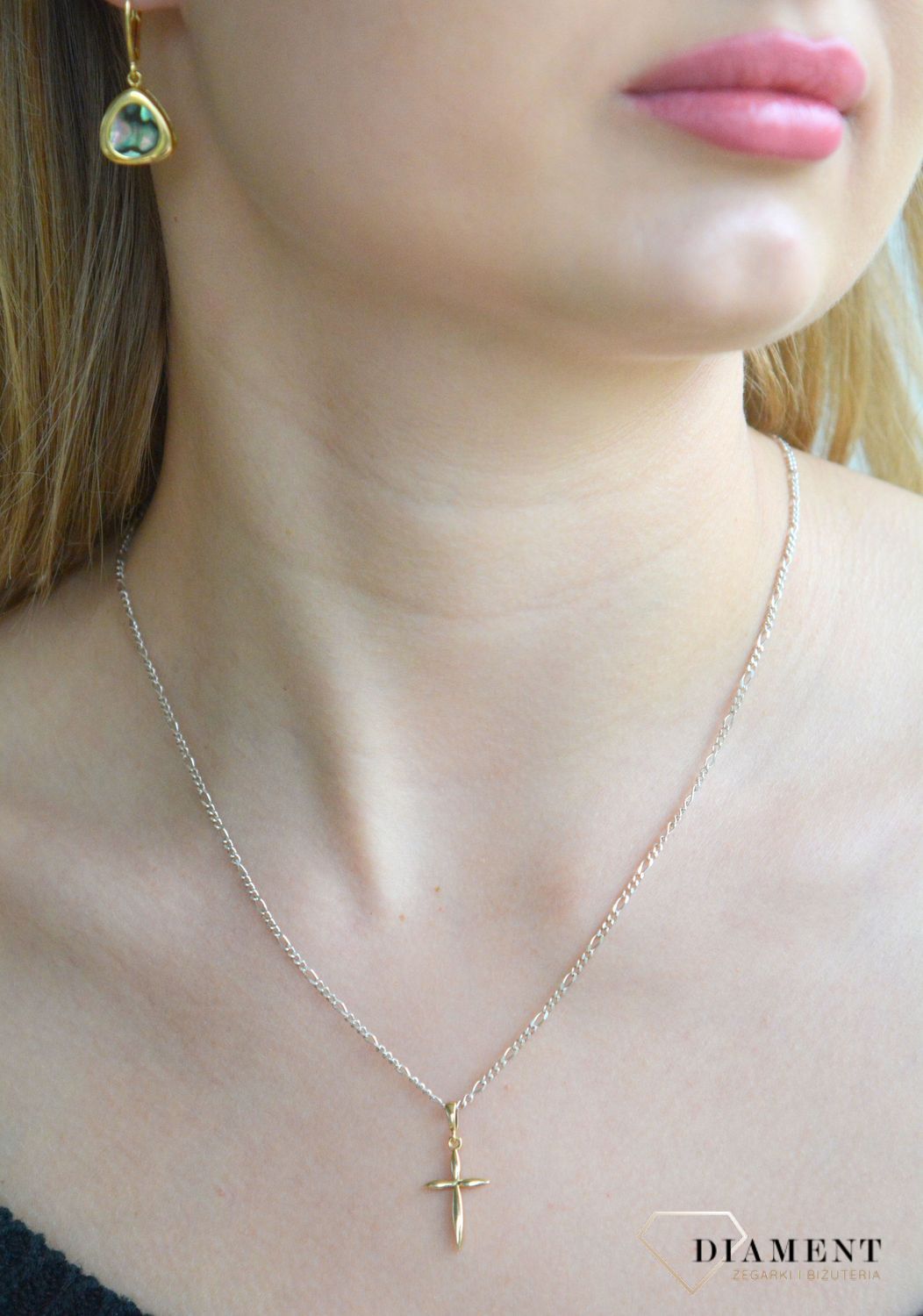 Złota zawieszka 585 gładki krzyżyk APK0022. Złota zawieszka damska. Złoty wisiorek do łańcuszka. Zawieszka złoty krzyżyk. Złota zawieszka krzyżyk gładki na prezent..jpg