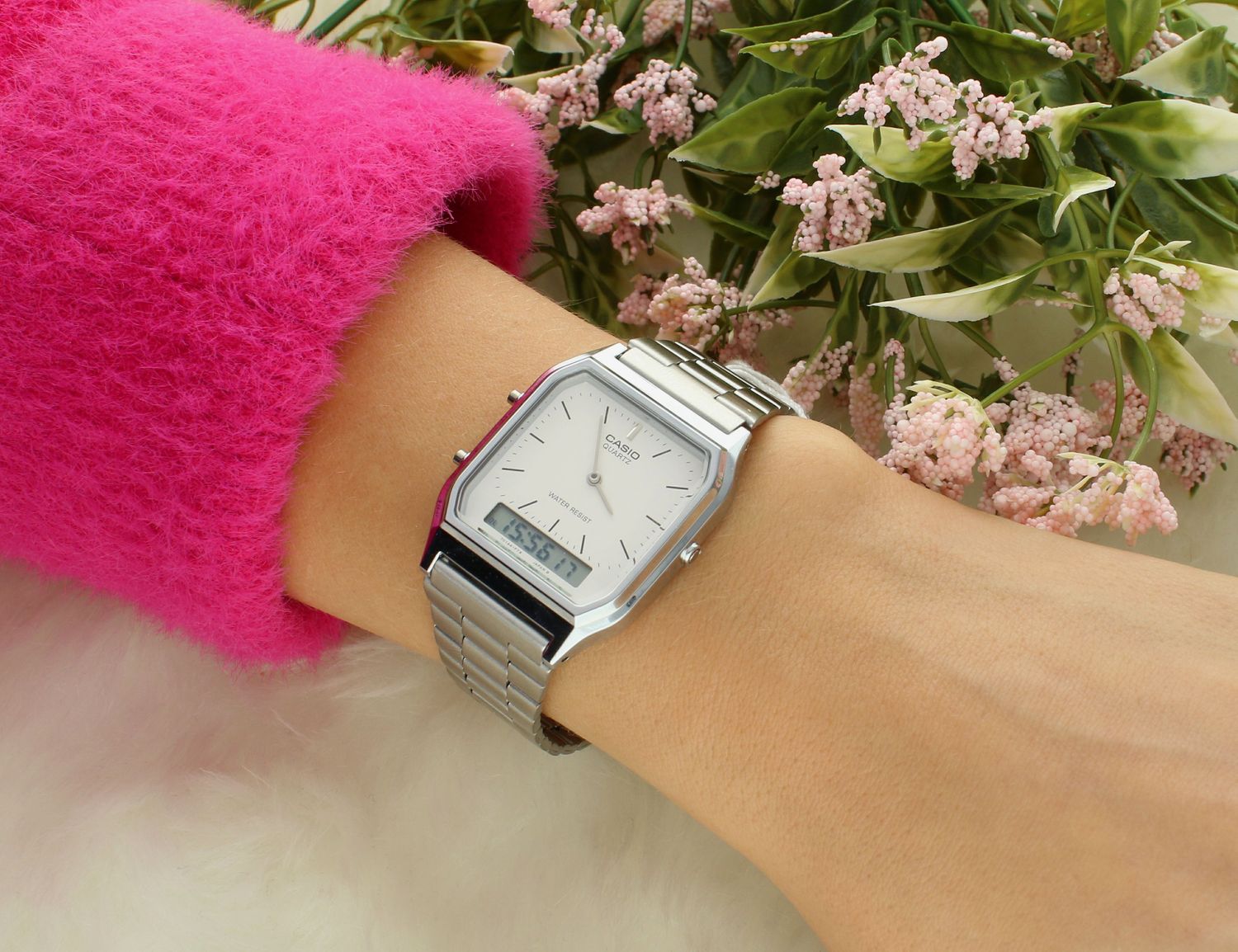 Zegarek CASIO vintage AQ-230A-7DMQYES z prostokątną kopertą i analogowo-cyfrową tarczą, w białej kolorystyce. Zegarek Casio Vintage AQ-230A-7DMQYES wyposażony jest w kwarcowy mechanizm,.webp