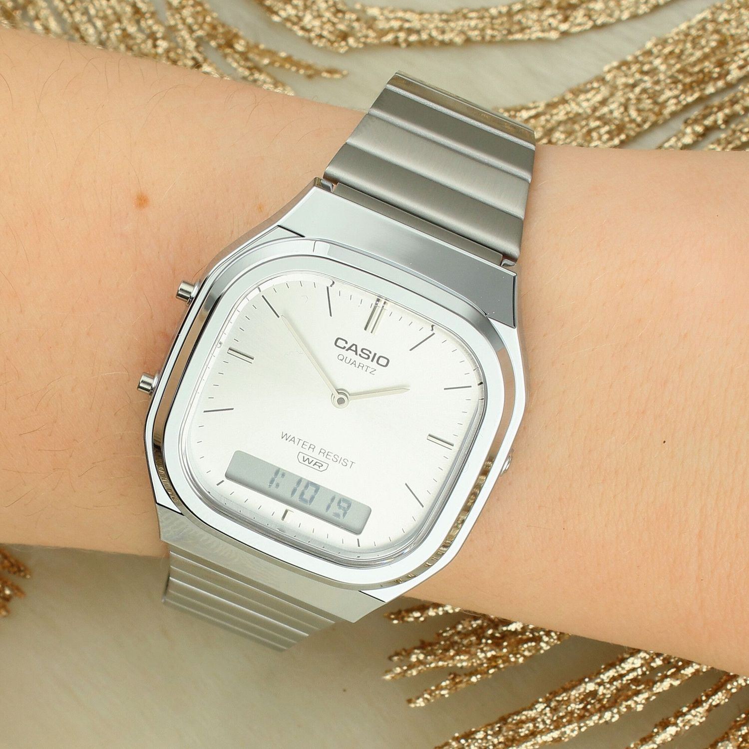 Kultowy zegarek Casio Vintage AQ-240E-7AEF. Analogowo-cyfrowa tarcza, stalowa bransoleta G-Link, alarm, stoper i japońska niezawodność. Idealny na co dzień.1.jpg