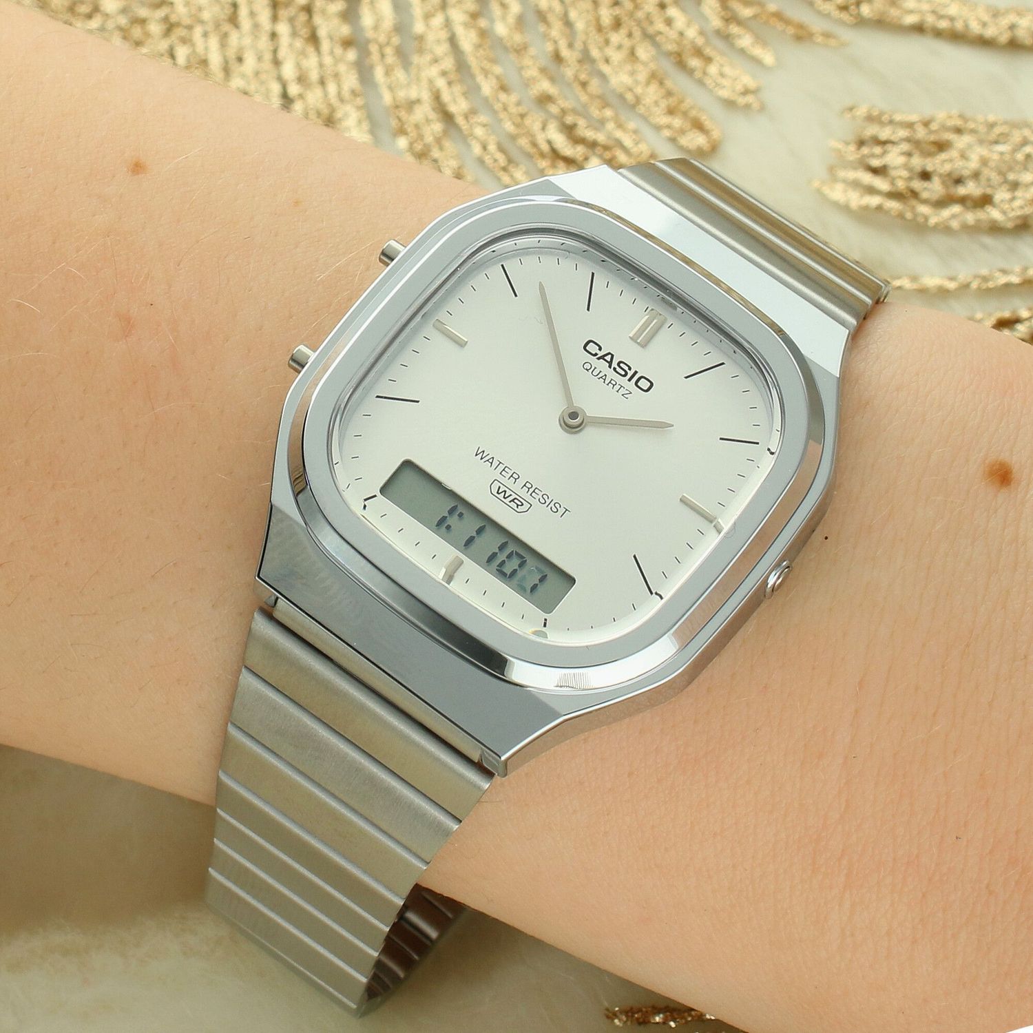 Kultowy zegarek Casio Vintage AQ-240E-7AEF. Analogowo-cyfrowa tarcza, stalowa bransoleta G-Link, alarm, stoper i japońska niezawodność. Idealny na co dzień.1.jpg