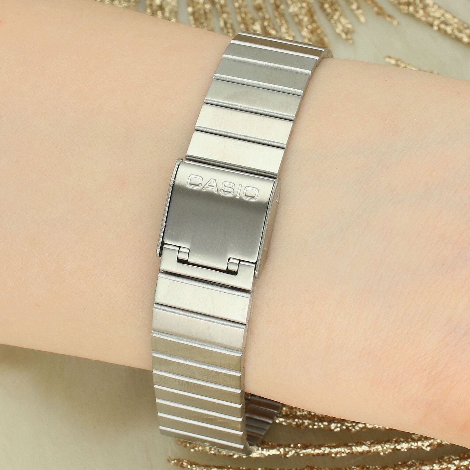 Kultowy zegarek Casio Vintage AQ-240E-7AEF. Analogowo-cyfrowa tarcza, stalowa bransoleta G-Link, alarm, stoper i japońska niezawodność. Idealny na co dzień.1.jpg