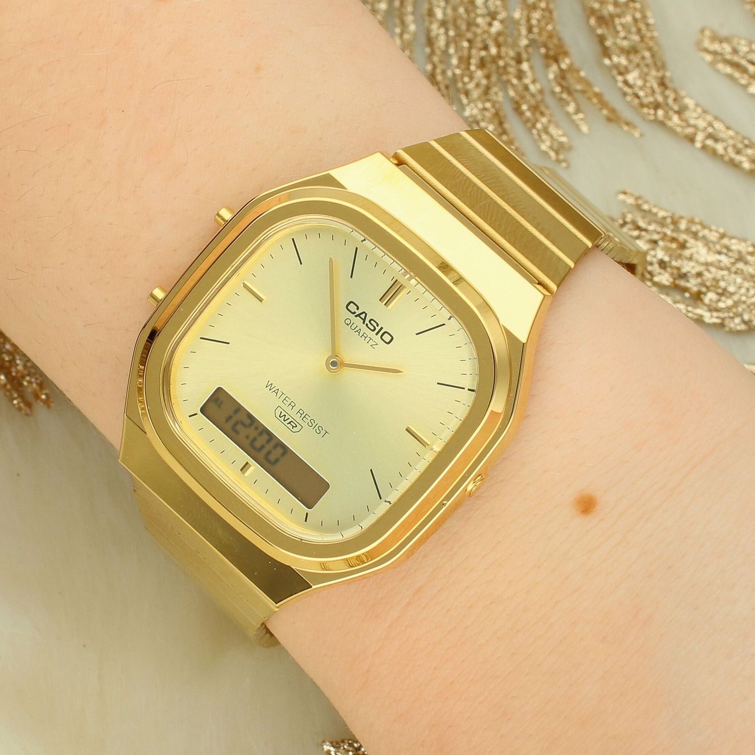 Stylowy zegarek Casio Vintage Classic AQ-240EG-9AER. Złota stalowa koperta, analogowo-cyfrowy wyświetlacz, wieczny kalendarz i alarm. Idealny na co dzień.1.jpg