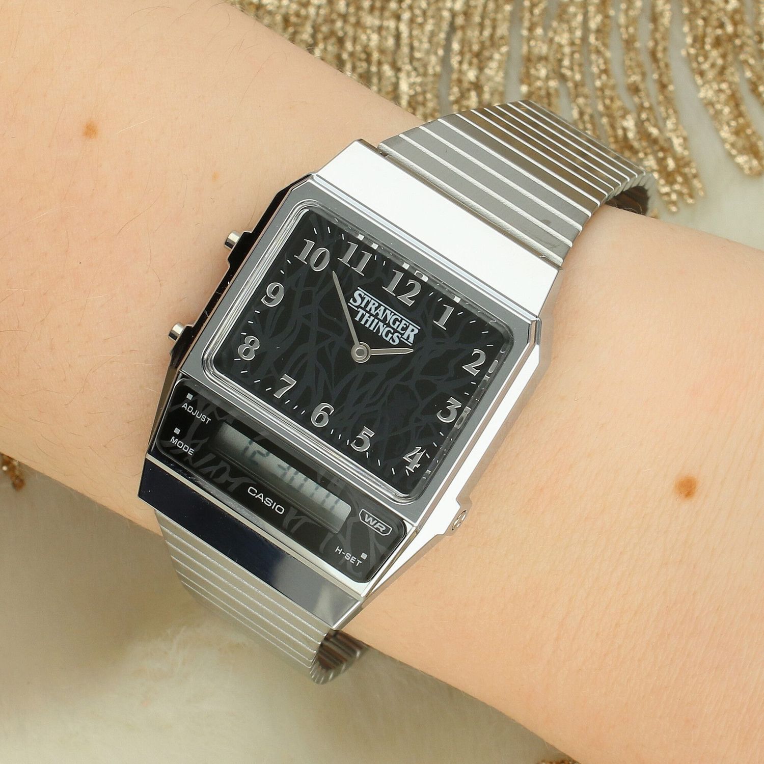 Casio Vintage x Stranger Things AQ-800EST-1AER – edycja specjalna inspirowana latami 80. Analogowo-cyfrowy wyświetlacz, styl retro i kultowy design Casio.1.jpg