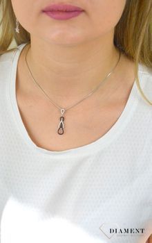 Srebrna zawieszka 925 łezka z biało czarną cyrkonią AR012-2437. Będzie doskonałym prezentem dla kobiety gustującej w eleganckich dodatkach. Wyjściowy naszyjnik. Wieczorowa biżuteria (1).JPG