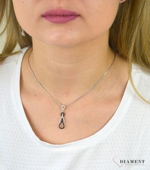 Srebrna zawieszka 925 łezka z biało czarną cyrkonią AR012-2437. Będzie doskonałym prezentem dla kobiety gustującej w eleganckich dodatkach. Wyjściowy naszyjnik. Wieczorowa biżuteria (2).JPG