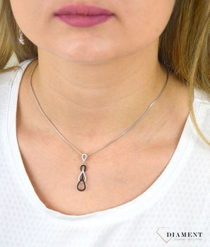 Srebrna zawieszka 925 łezka z biało czarną cyrkonią AR012-2437. Będzie doskonałym prezentem dla kobiety gustującej w eleganckich dodatkach. Wyjściowy naszyjnik. Wieczorowa biżuteria (3).JPG