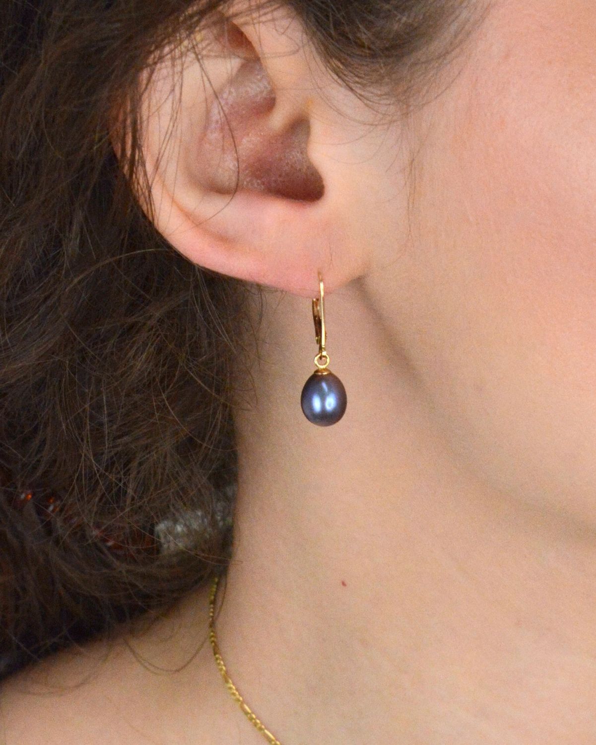 Kolczyki złote z fioletową owalna perłą próba 585, AR012-2711 Wyjątkowe, eleganckie i z nutą tajemniczości – złote kolczyki z fioletową perłą owalną, 1.jpg